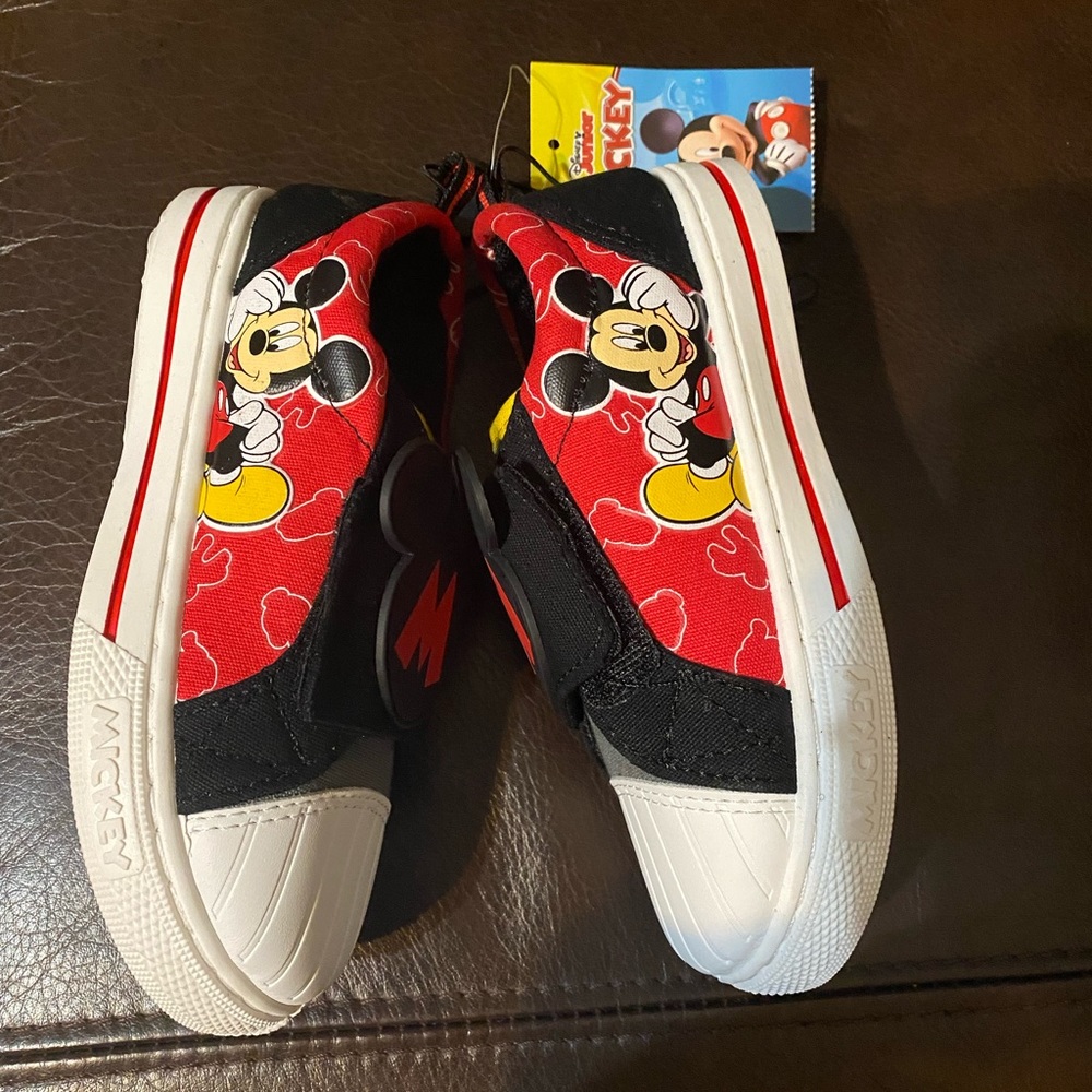 Mickey Mouse Cap Toe Casual Sneaker size 9